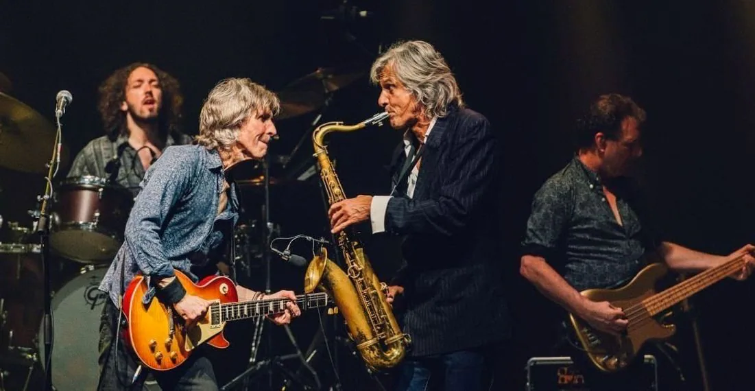 Dire Straits Experience — background image