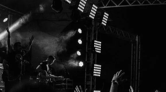 Folk Bitch Trio — achtergrondafbeelding