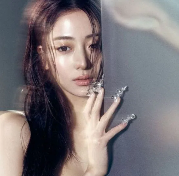 HUH YUNJIN