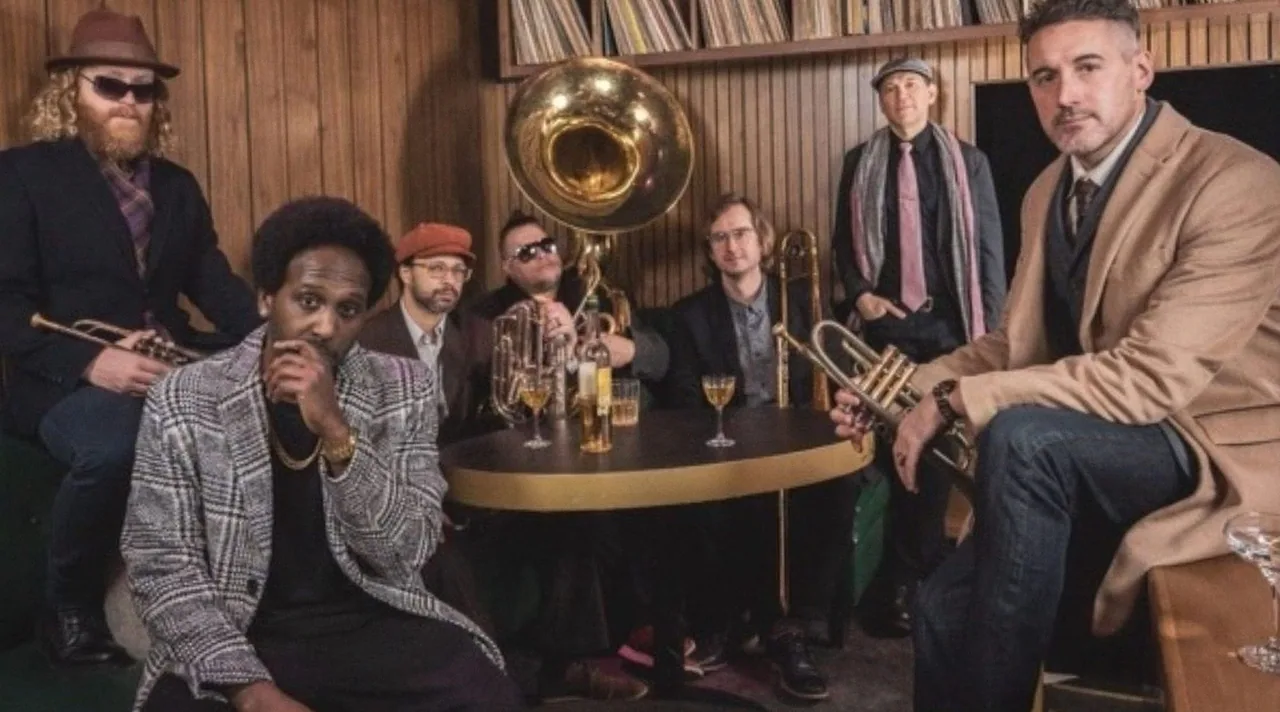 LowDown Brass Band — achtergrondafbeelding