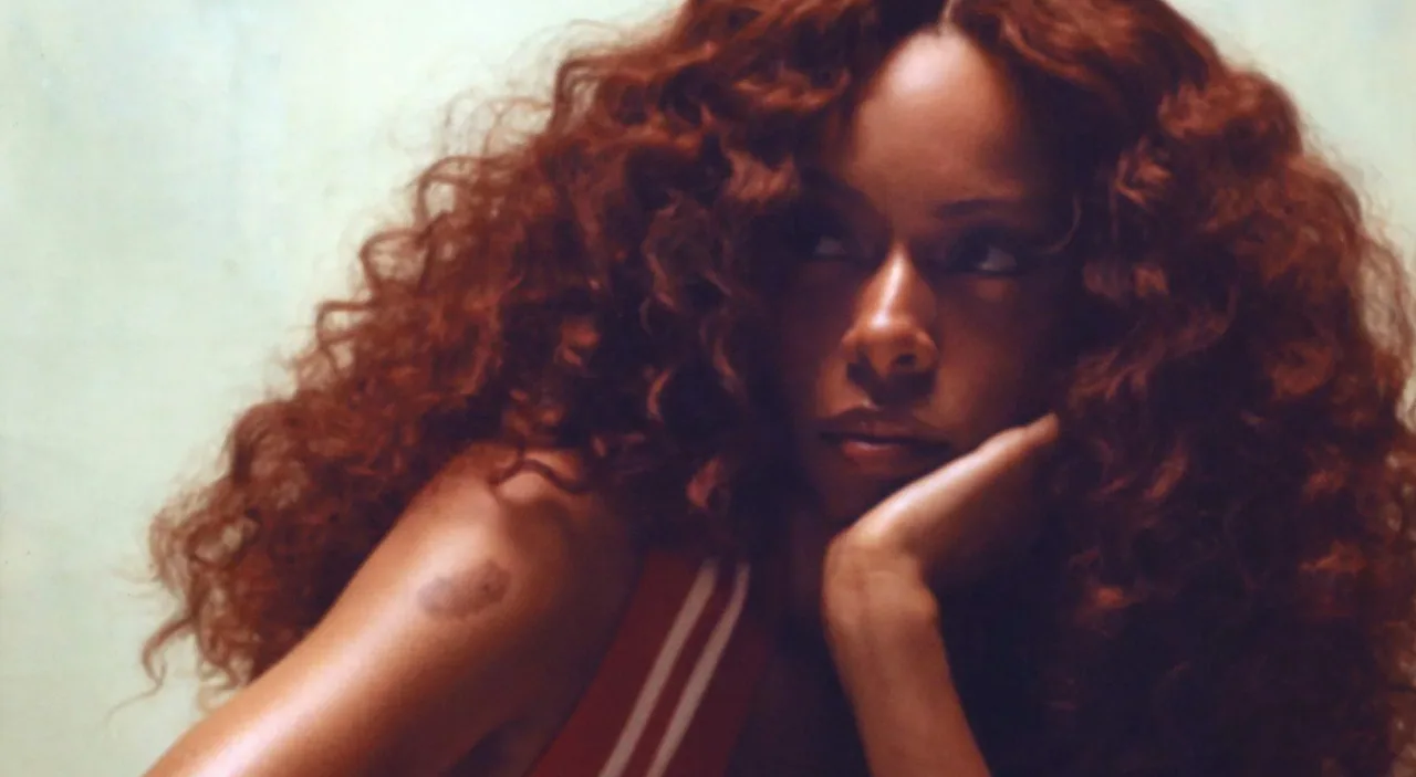 Ravyn Lenae — achtergrondafbeelding