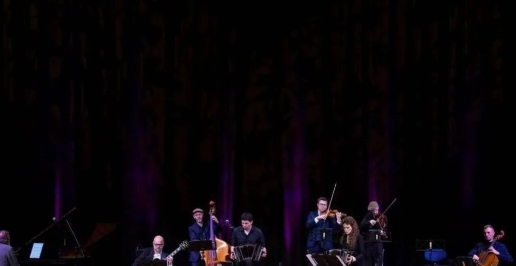 Sonico - Piazzolla - Rovira: The Edge of Tango — achtergrondafbeelding