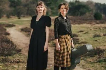 The Lasses — achtergrondafbeelding