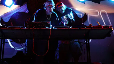 1200 Micrograms — foto 1