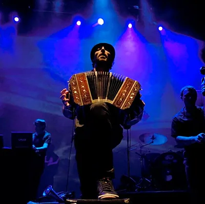 Bajofondo — photo 2