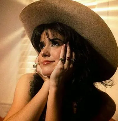 Maggie Antone — foto 1