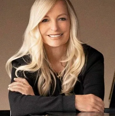 Lisa Hilton — photo 1