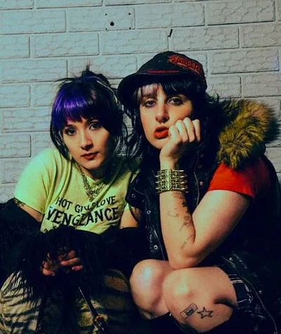 Teenage Joans — foto 1