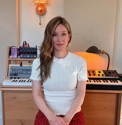 Hollie Kenniff — foto 1
