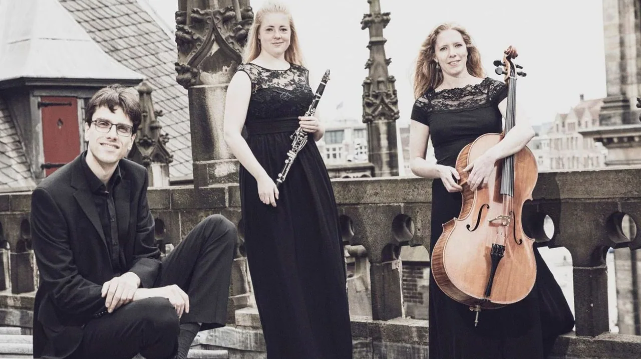 Chimaera Trio — achtergrondafbeelding