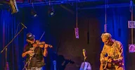 De man die denkt dat ie Neil Young is