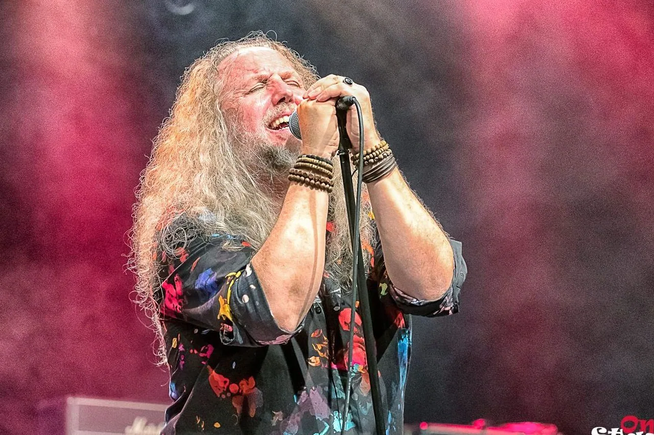 Dio Alive — achtergrondafbeelding