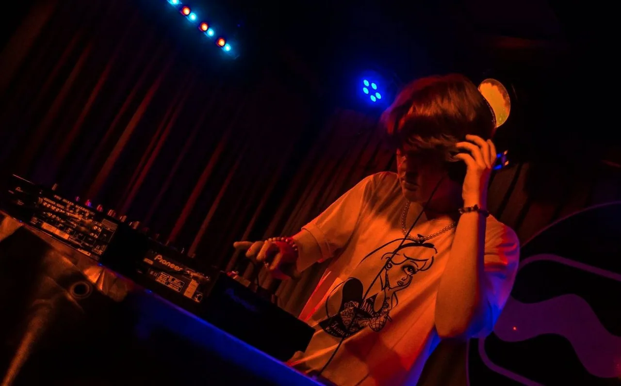 DJ Hybrid V — achtergrondafbeelding