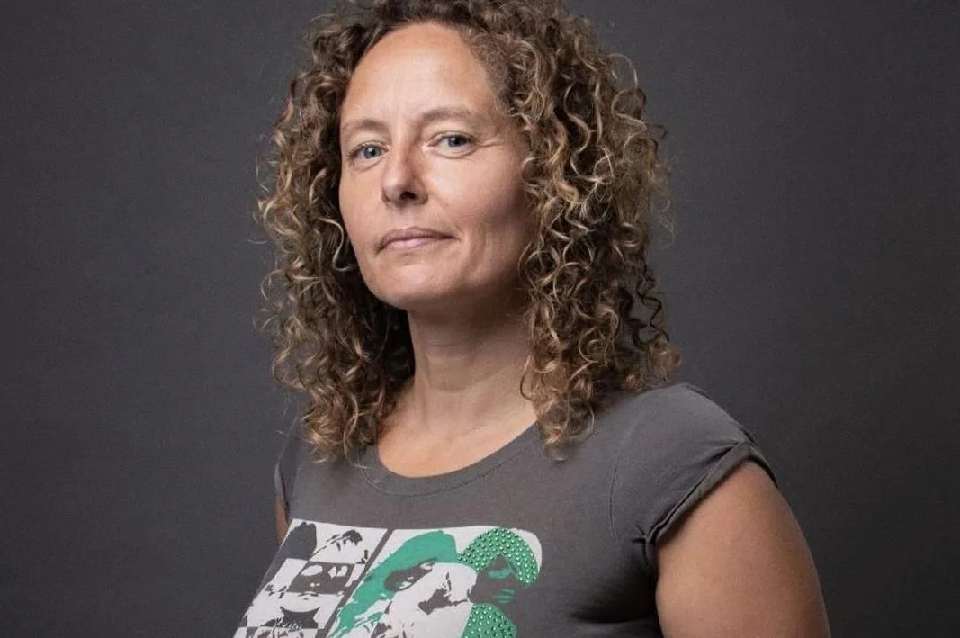 Esther van der Voort — background image