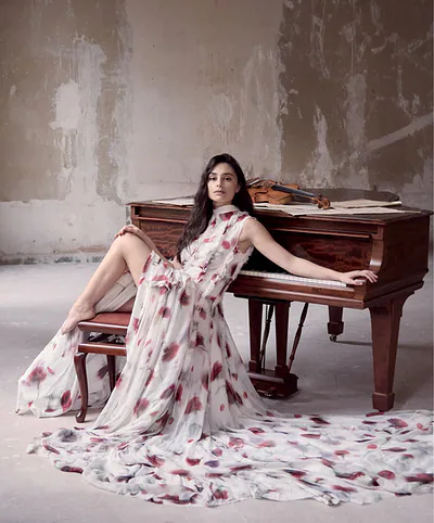 Esther Abrami — foto 1