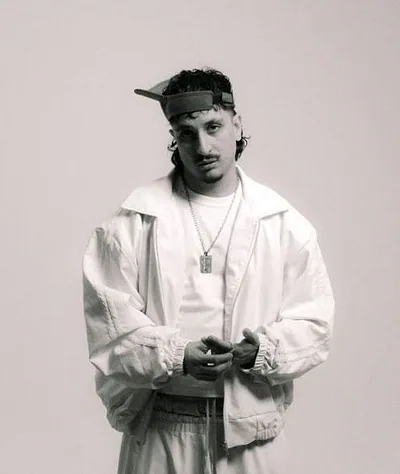 Adrián Mills — foto 1