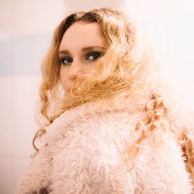 Emily James — foto 1