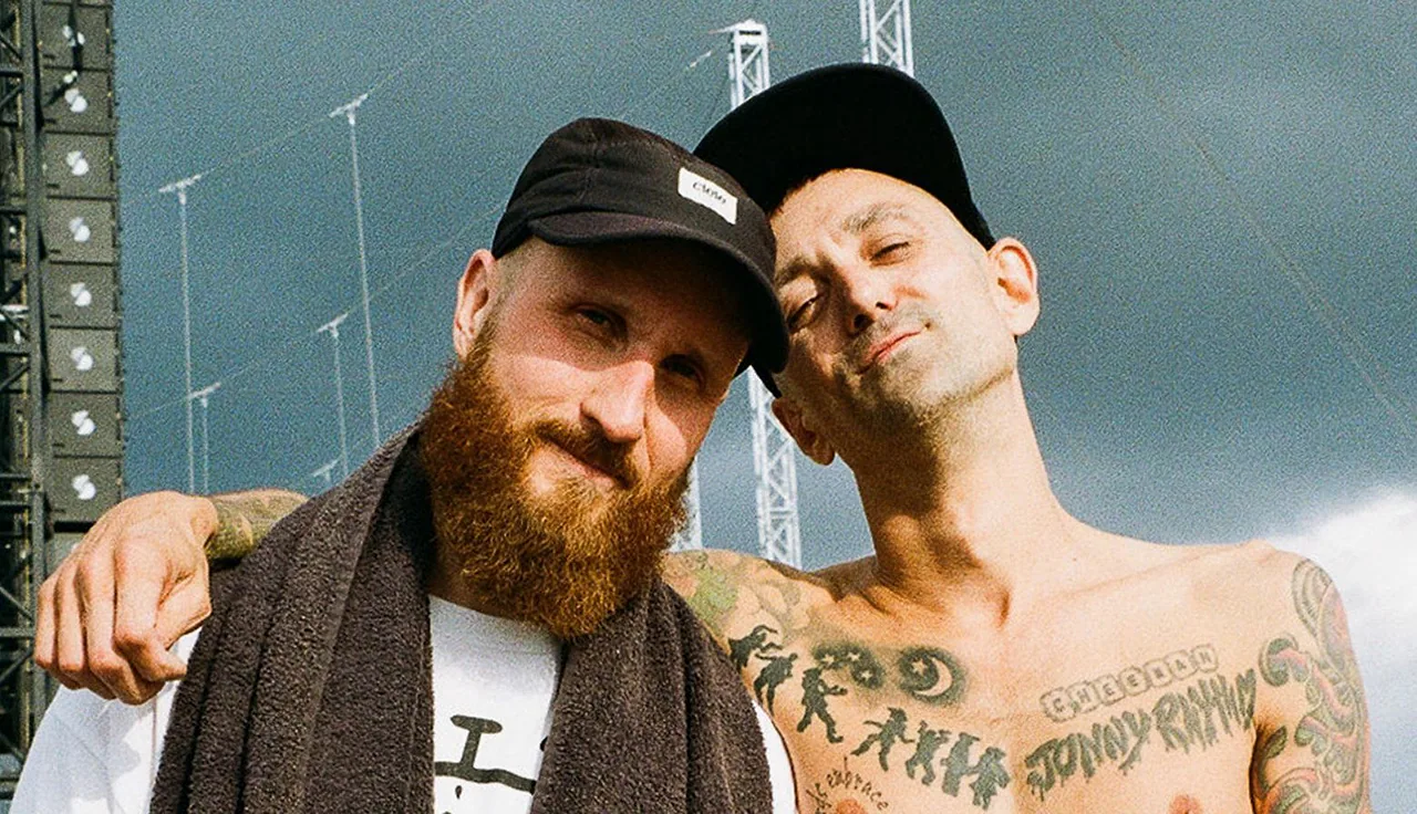 4AM KRU — achtergrondafbeelding