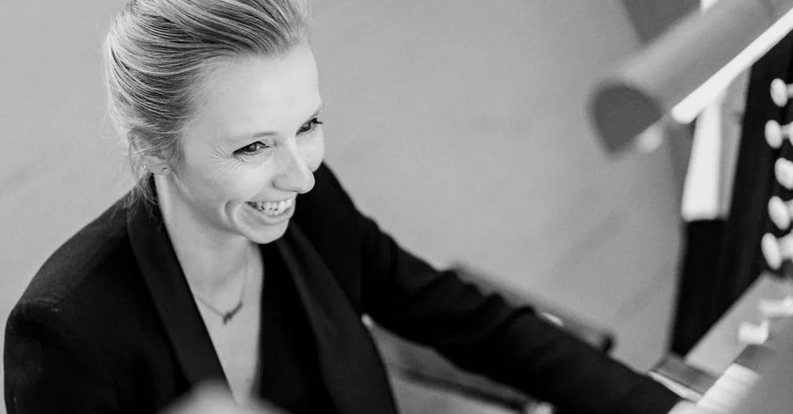 Anna Lapwood met het Philharmonia Orchestra en Laurens Symfonisch vrouwenkoor — achtergrondafbeelding