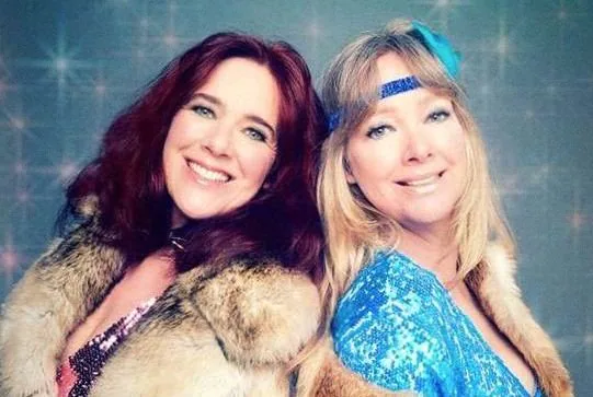 Beatrice en Vera van der Poel — Dancing Queens (xs tribute to ABBA) — achtergrondafbeelding