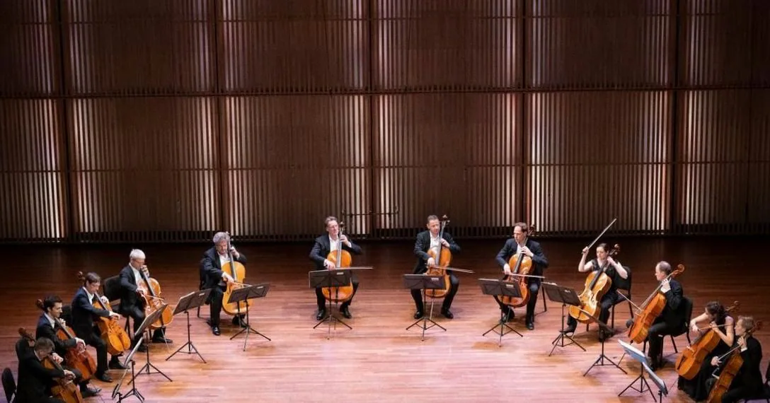 Die 12 Cellisten der Berliner Philharmoniker — background image