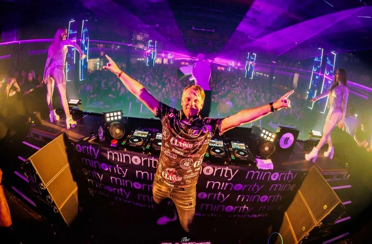 DJ Francois presents: THE CLASSIXS IS BACK! — achtergrondafbeelding