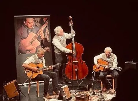 Django á Paris — achtergrondafbeelding