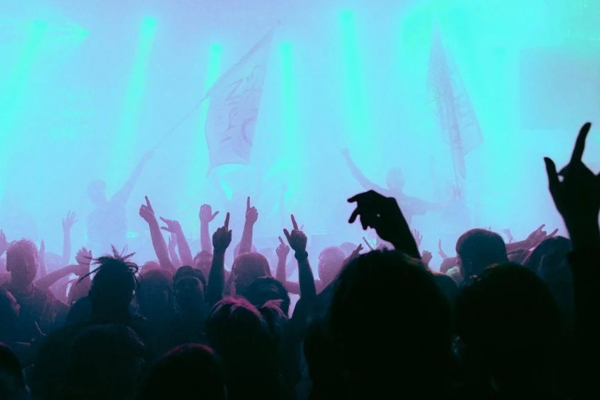 Emo Night Mainland Baroeg — achtergrondafbeelding