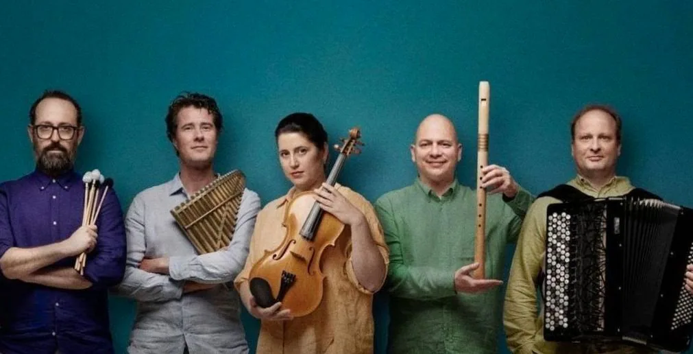 Ensemble Black Pencil - Sacred Places — achtergrondafbeelding