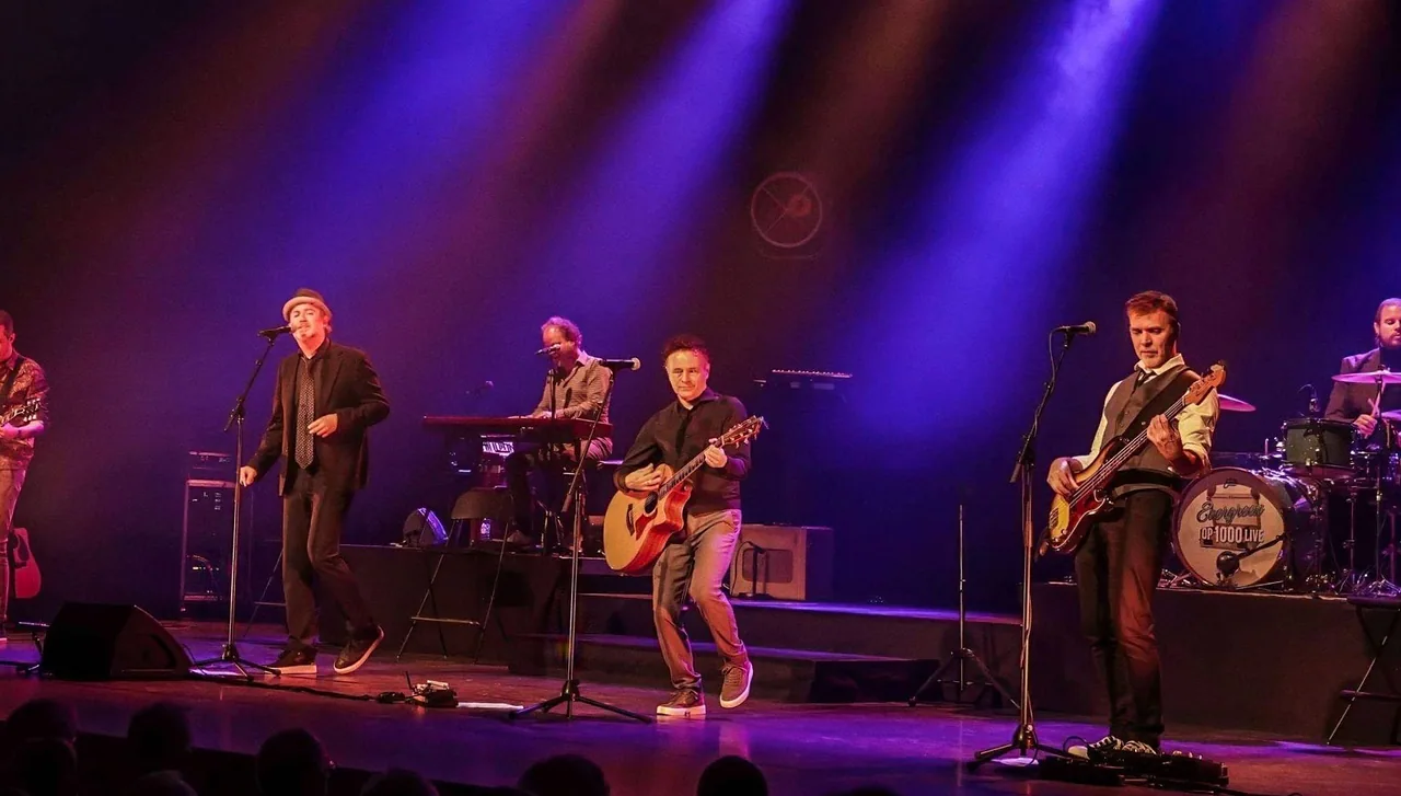 Evergreen Top 1000 Live! — achtergrondafbeelding
