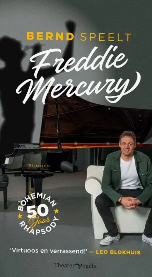 Freddie Mercury on piano — achtergrondafbeelding