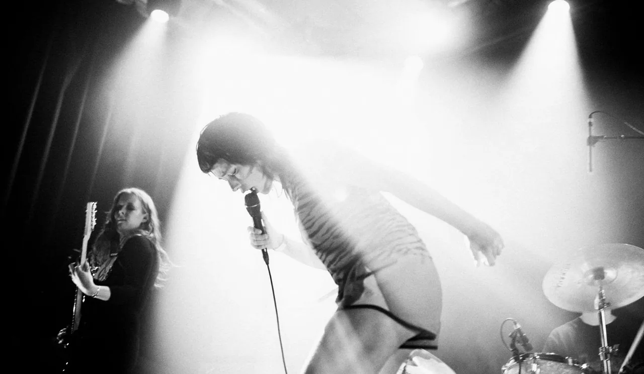 Girls to the Front — achtergrondafbeelding