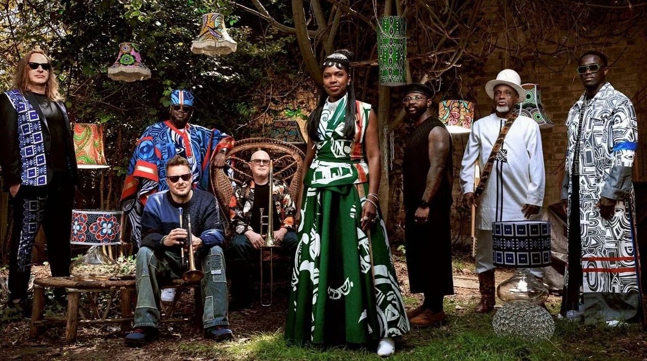 Ibibio Sound Machine — achtergrondafbeelding