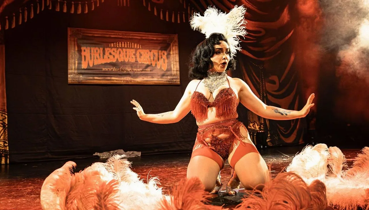 International Burlesque Circus — achtergrondafbeelding