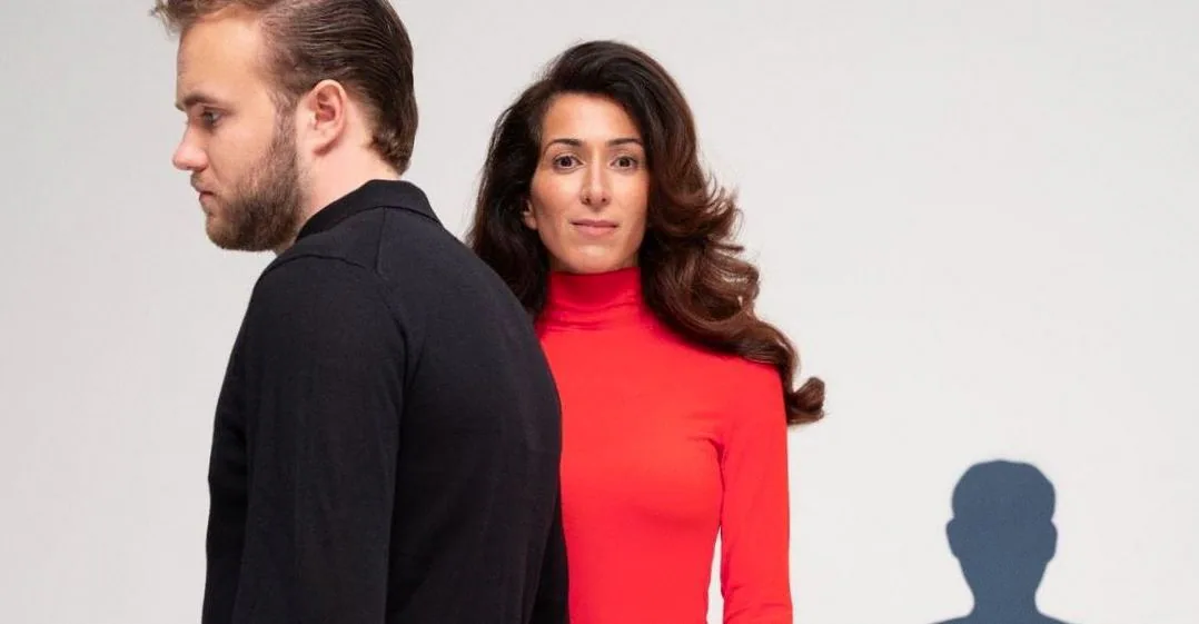 Is dit nu liefde - Ayşegül Karaca | Theater RAST — achtergrondafbeelding