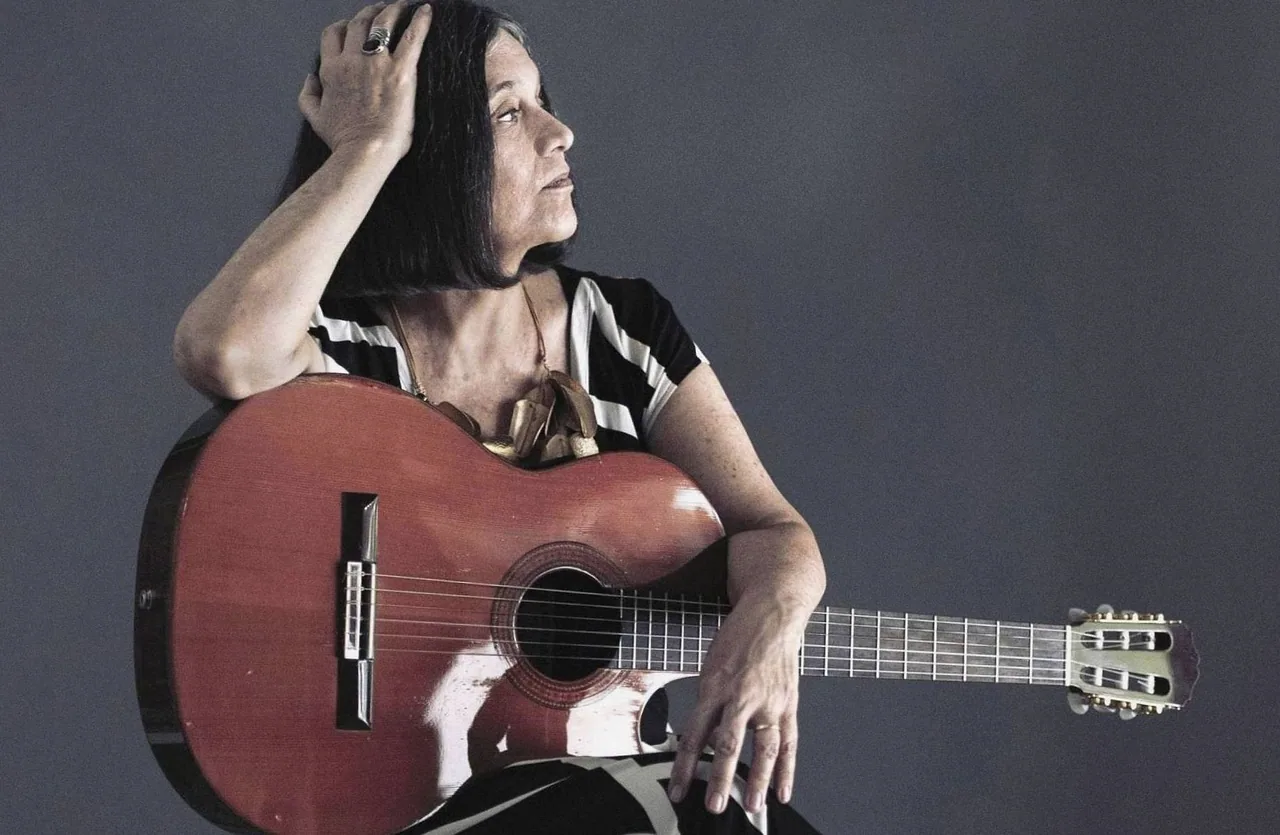 Joyce Moreno — background image