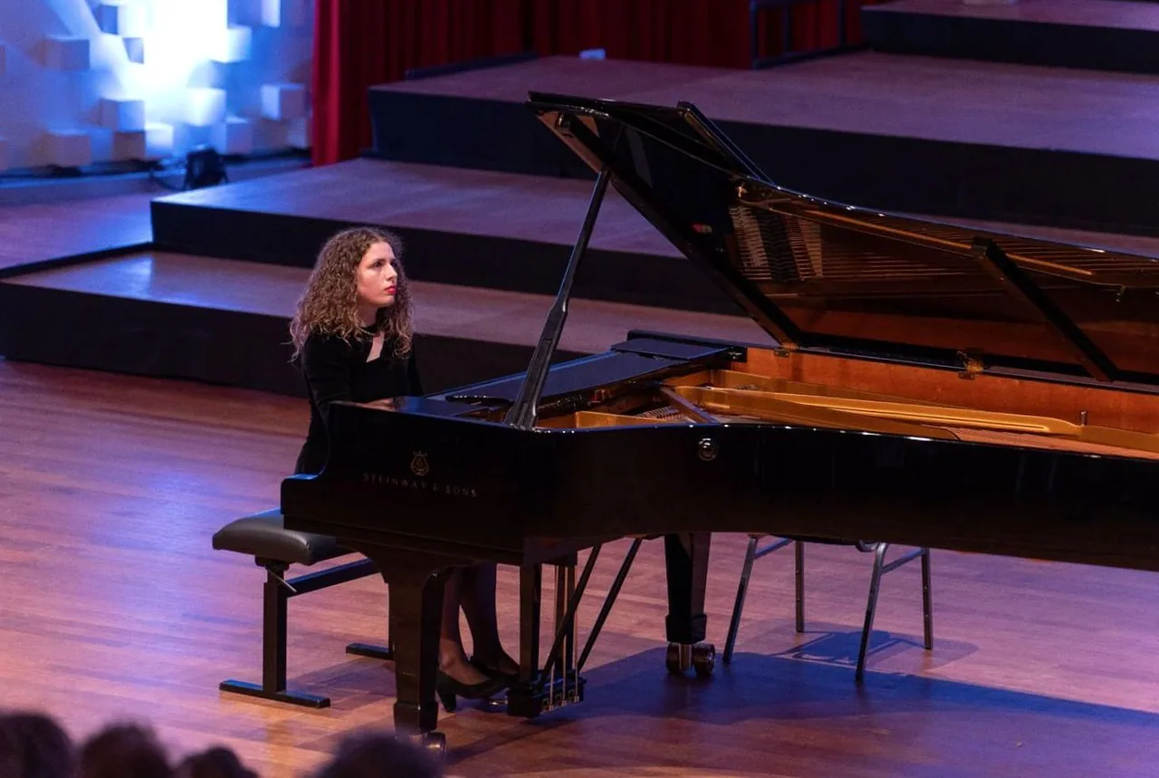 Koffie & Klassiek | Loes de Jong [piano] — achtergrondafbeelding
