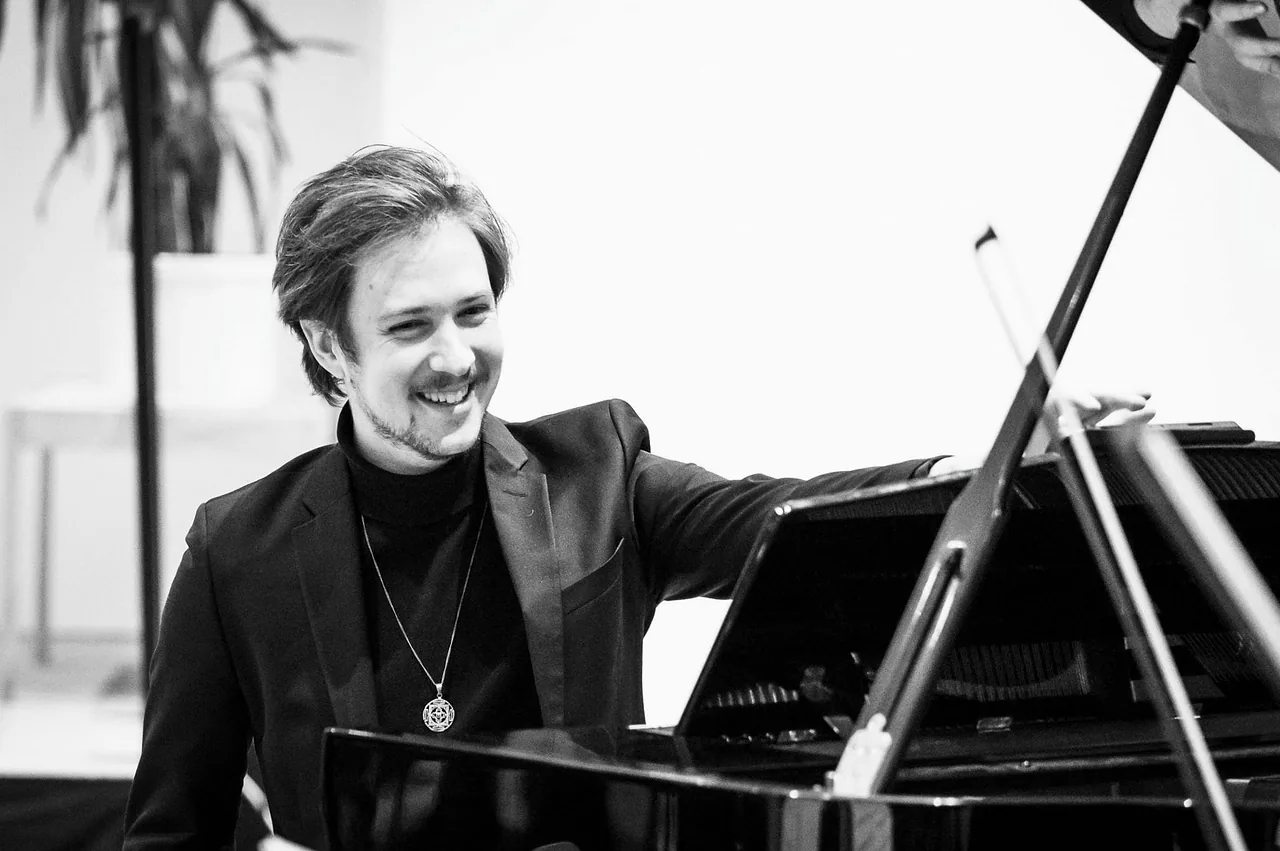 Koffie & Klassiek | Mattias Spee [piano] — background image