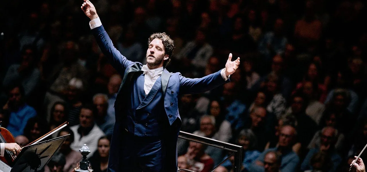 Lorenzo Viotti leidt Mahler 7 bij het Nederlands Philharmonisch — achtergrondafbeelding