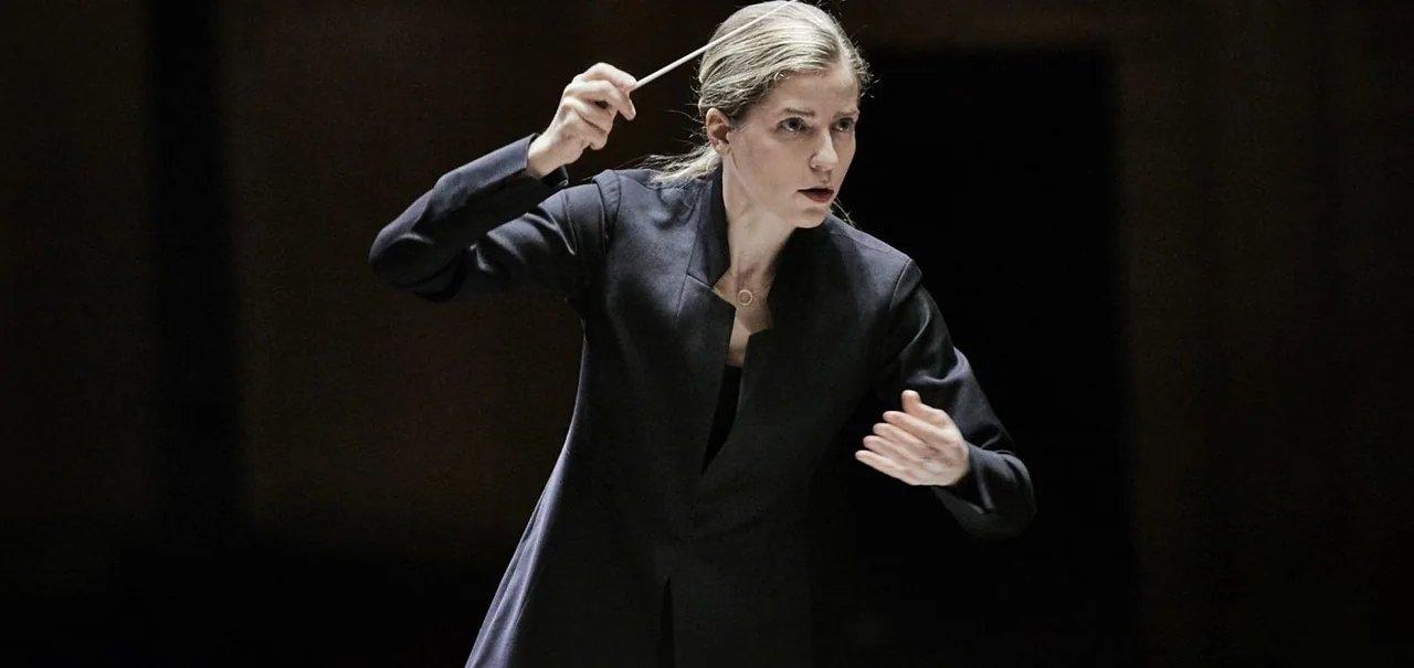 Mahler 4 met Karina Canellakis — background image