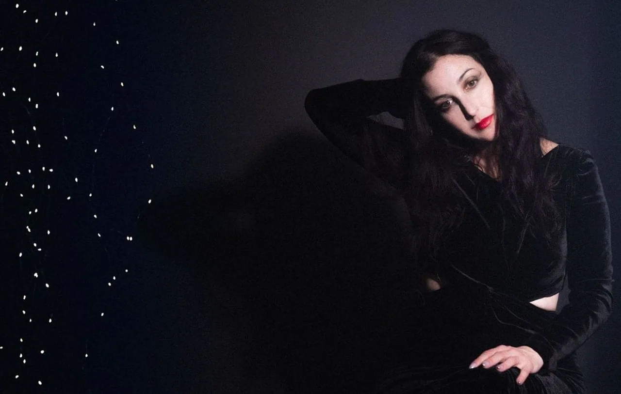 Marissa Nadler — achtergrondafbeelding