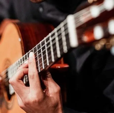 Marta Fonseca (gitaar) en Jasmim Mandillo (cello) — achtergrondafbeelding