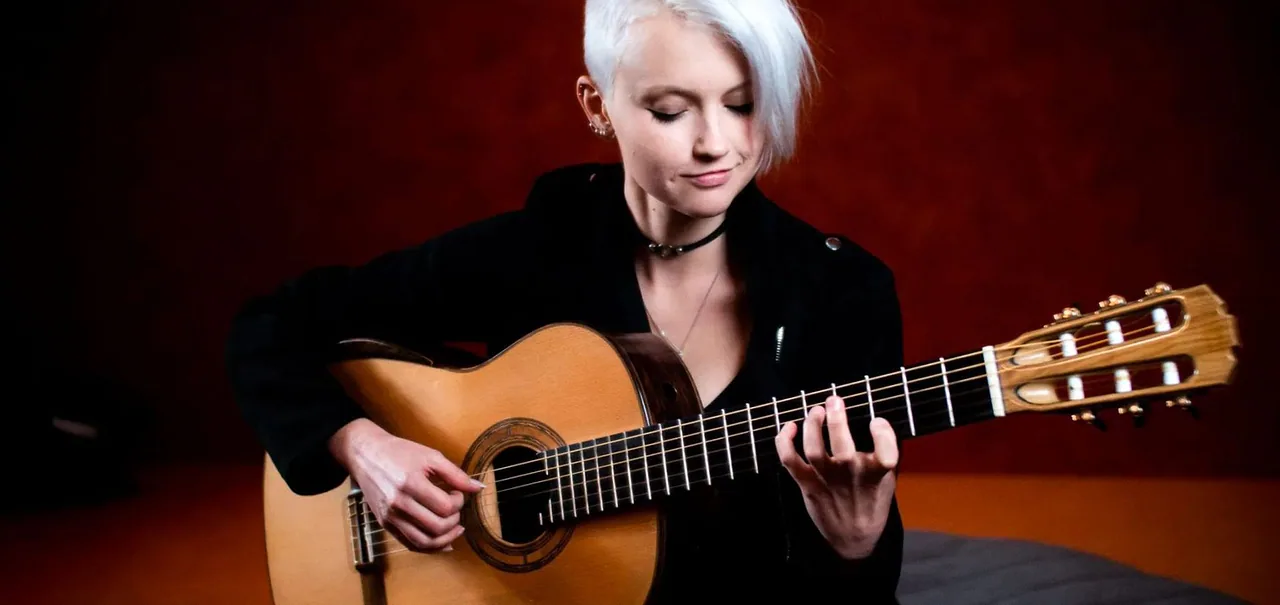 Meesters op de gitaar: Stephanie Jones speelt Piazzolla's De vier jaargetijden — achtergrondafbeelding