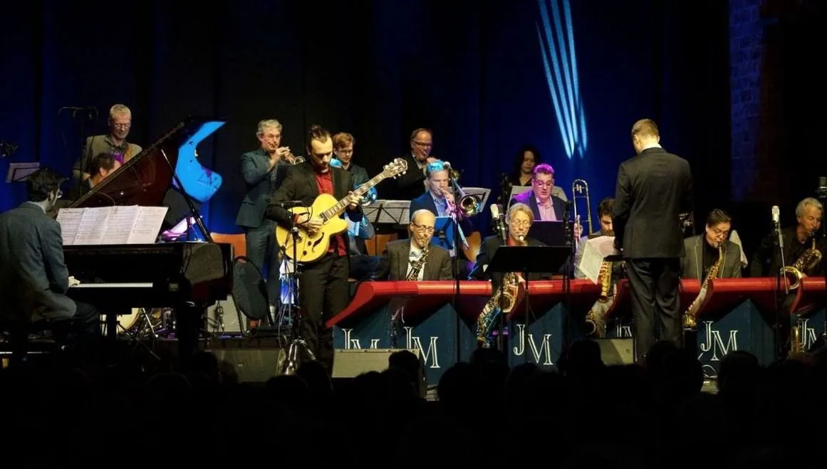 Molenaar Big Band met Denise Jannah en Ronald Douglas — achtergrondafbeelding