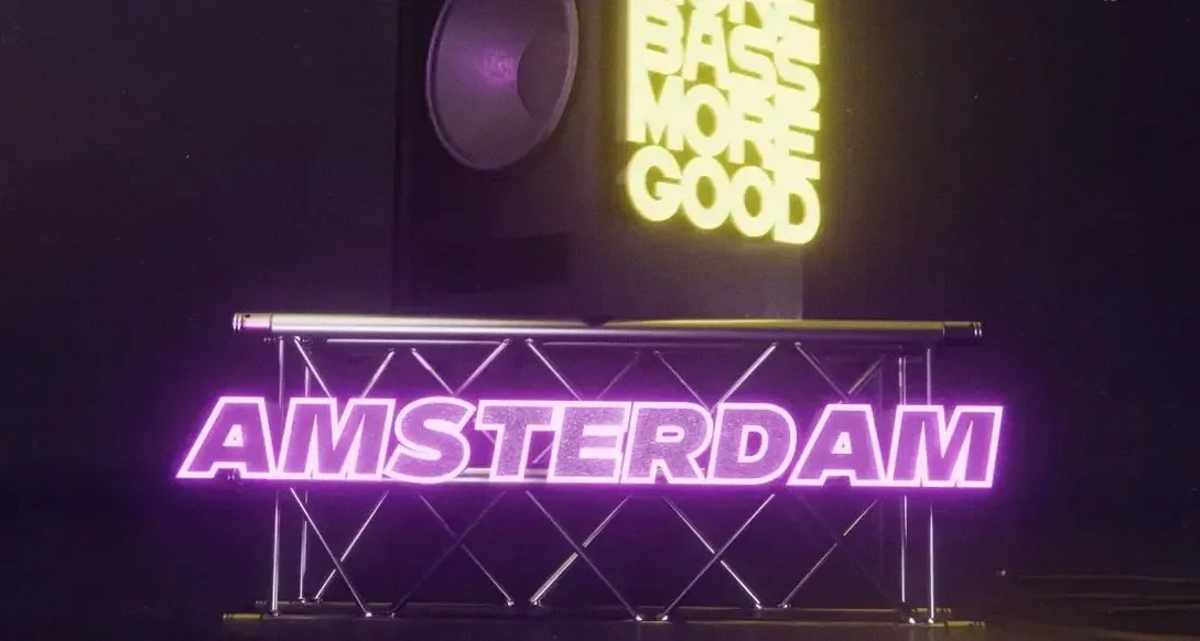 More Bass More Good — background image