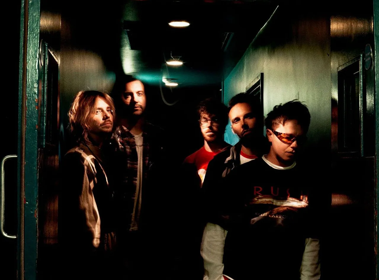Nothing But Thieves — background image
