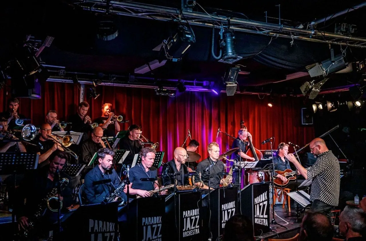 Paradox Jazz Orchestra — achtergrondafbeelding