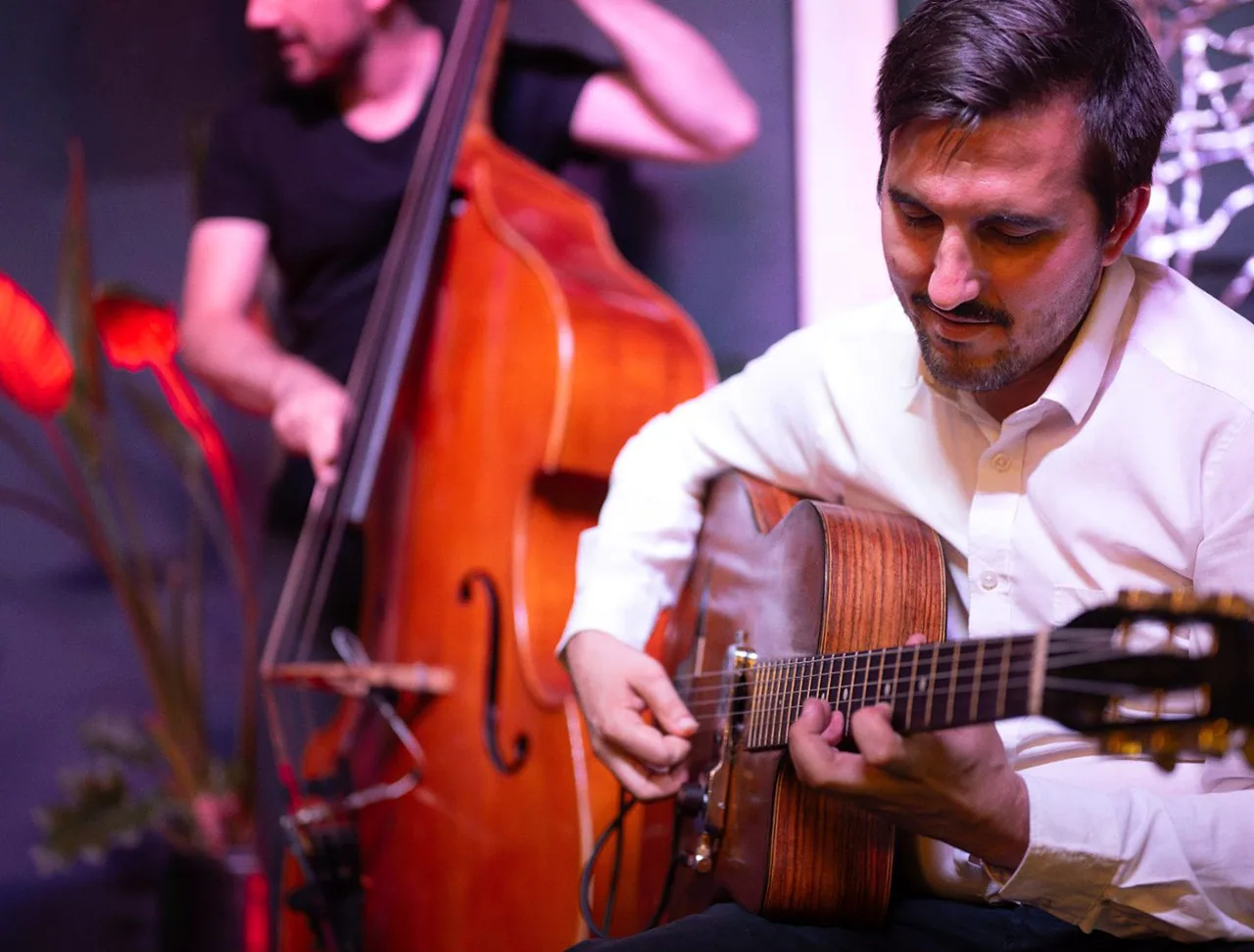 Sunday Sounds | Hot Club de France — background image