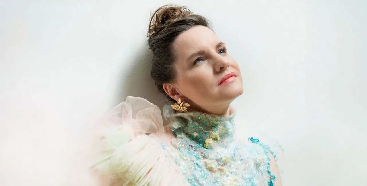 Take A Bow – Vinyl Release van Marle Thomson — background image