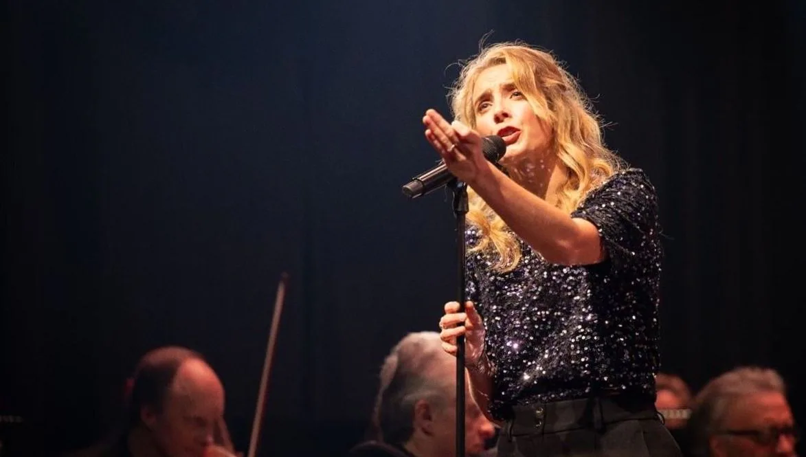 Tess Merlot & Ensemble Residentie Orkest Den Haag - CHANSONS EN LIVE — achtergrondafbeelding